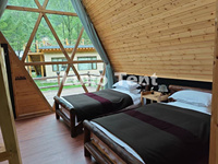 LUXOTENT Maison en bois triangulaire en A préfabriquée, hôtel de glamping, tentes, cabane à deux chambres avec mezzanine pour la vie en famille
