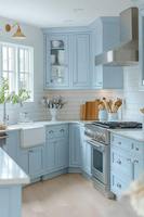 Meuble de cuisine shaker bleu poudré avec îlot central, quincaillerie dorée, plan de travail en marbre, panneau stratifié PVC E1, ensemble de meubles sur mesure