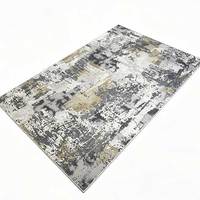 Tapis rectangulaire abstrait effet vieilli gris ivoire doré à texture dégradée pour salon, chambre et décoration intérieure de style transitionnel