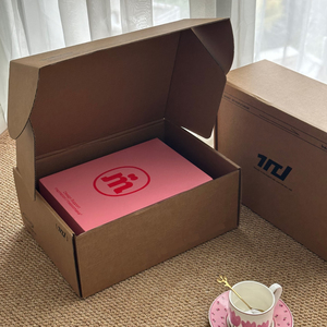 Boîte cadeau auto-montable en papier kraft écologique recyclable avec logo personnalisé, envois en carton ondulé imprimés UV pour <span class=keywords><strong>abonnement</strong></span> - Product Image 4