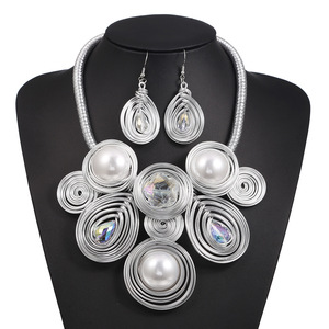 Nouvelle Collection : Parure de Bijoux pour Femme, Collier Choker Exagéré et Boucles d'Oreilles, Plaqué Or Africain, avec Grandes Perles et Strass en Cristal - Product Image 3