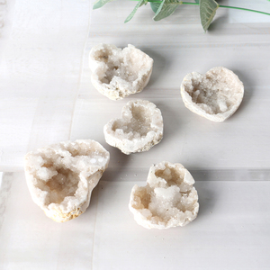 بيع بالجملة: كريستال طبيعي للشفاء على شكل قلب أبيض من العقيق المغربي لتزيين المنزل - Product Image 3