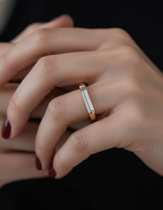 Anillo de Compromiso de Moissanita Verde Azulado en Oro de 14K, Anillo de Aniversario Minimalista con Diseño Inspirado en lo Vintage - Product Image 3