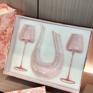 ชุดขวดไวน์สีชมพูและแก้ว 3 ชิ้น ขวดรูปตัวยูและแก้วไวน์ 2 ใบ ชุดของขวัญในกล่อง สำหรับงานแต่งงาน - Product Image 2