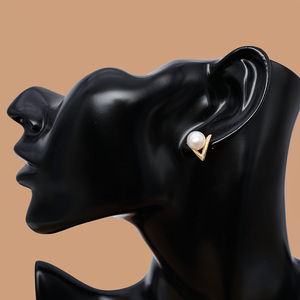 Prix direct usine – Boucles d'oreilles minimalistes en perles véritables 7-8 mm, en argent 925, finition <span class=keywords><strong>lettre</strong></span> V, pour boutiques en ligne - Product Image 3