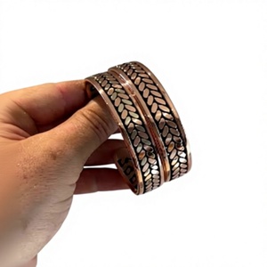 Bracelet en cuivre massif brut estampé ayurvédique traditionnel, bijou en métal tendance au design exquis - Product Image 1