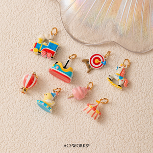 Galería de Atracciones de Carnaval |   Colgante Vintage de Esmalte Chapado en Oro de 18K: Diseño Retro de Carpa de Circo, Ángel, Carrusel, Parque de Atracciones Infantil y Coche de Choque - Product Image 4