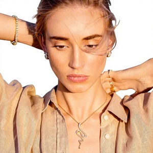 Collar de Lujo con Colgante de Serpiente Chapado en Oro de 18K y Diamantes, Joyería de Cadena para Uso Diario para Mujer, Corte Brillante Redondo con Engaste de Canal - Product Image 1