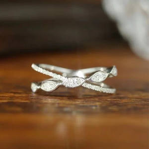 Anello Q959 in Oro Bianco con Diamante Taglio Marquise, Colore G Naturale, Stile Romantico per Fidanzamento Femminile - Product Image 1