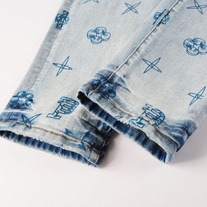 Nouveau design – Jean slim décontracté pour homme, denim bleu clair, imprimé lettres, délavé vintage, coupe droite - Product Image 3