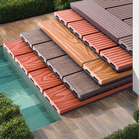 Dalles de terrasse en WPC à emboîtement au design contemporain, finition grain de bois brossé, antidérapantes, imperméables, ignifuges et résistantes à l'humidité (double protection)