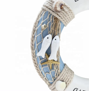 Decorazione da Parete Artigianale in Legno Dipinto a Mano Bianco e Blu a Forma di Salvagente - Product Image 5