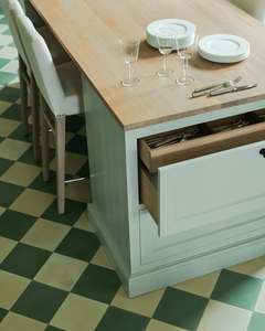 Vermonhouzz Mobili da Cucina Personalizzati Stile Shaker Verde Salvia con Isola in Legno Massello e Pavimento a Scacchiera - Product Image 2