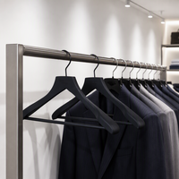 Cintre en bois noir avec revêtement en caoutchouc doux, cintre pour vêtements, costumes et manteaux avec barre antidérapante