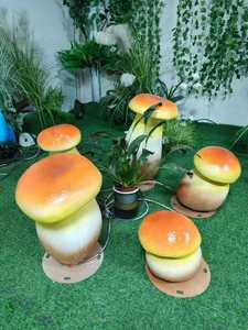 Petite lampe décorative en résine en forme de champignon avec lumière LED orange chaude pour la décoration intérieure, extérieure et paysagère - Product Image 6