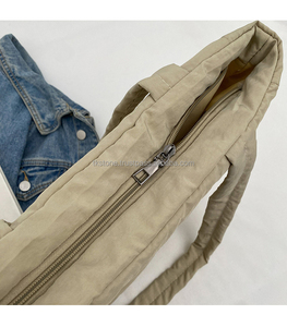 Sac à main fourre-tout en nylon matelassé tendance hiver 2024, grande capacité, doux, élégant, résistant à l'eau, antivol - Product Image 4