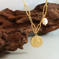 Collier Pendentif Tendance en Acier Inoxydable avec Chaîne Trombone Texturée Vintage, Pièce Rétro et Décoration Perle Baroque