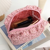 Pochette cosmétique matelassée florale avec bordure à volants, en polyester rembourré, mignonne et portable, pour femmes, OEM ODM