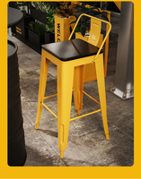Ensemble table haute et chaises industrielles avec tabourets en fût d'huile - Design en fer et bois massif