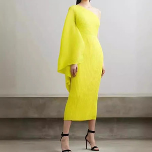 Robe maxi vintage d'été pour femmes, nouveau design plissé, robe à épaules dénudées, vêtements élégants pour femmes, fabricant de vêtements pour dames. - Product Image 2