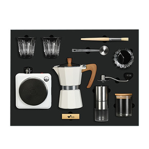 Coffret Cadeau Cafetière Moka avec Moulin <span class=keywords><strong>à</strong></span> Café, Plaque Chauffante Électrique, Mousseur <span class=keywords><strong>à</strong></span> Lait et Tasse <span class=keywords><strong>à</strong></span> Latte Art pour la Maison, le Bureau ou comme Cadeau d'Affaires - Product Image 2