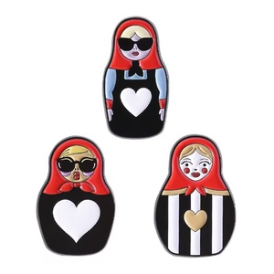 Broches en métal de style matryoshka russe, créatives et uniques, badges commémoratifs en métal, accessoires de dessin animé, vente en gros - Product Image 1