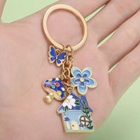 Lot de porte-clés personnalisés en forme de maison de conte de fées, avec breloques émaillées champignon, fleur et papillon, en métal doré, souvenir personnalisé en gros