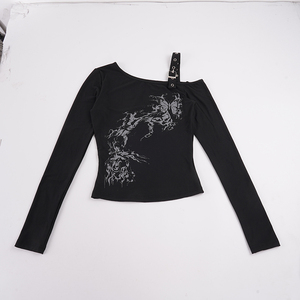 Haut asymétrique à manches longues léger et ajusté avec imprimé papillon foncé, col asymétrique et bretelles métalliques – Style Hot Girl unique - Product Image 6