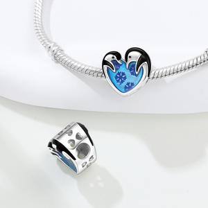 Pulsera de cuentas con diseño de pingüino, corazón y copo de nieve en cobre blanco, un accesorio de joyería/pulsera DIY de alta gama y exclusivo para mujeres. - Product Image 5