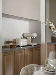 Hotte de cuisine en bois fini, cuisine de luxe, design moderne intelligent, armoires italiennes, îlot de cuisine modulaire en marbre, armoire de cuisine noire - Product Image 2
