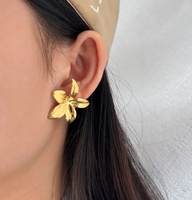 Moda dulce cinco pétalos flor suerte trébol de cuatro hojas elegante Stud pendientes personalizados 18 K chapado en oro de acero inoxidable para mujer