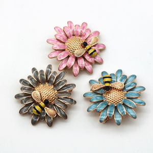 Blazer de mujer, joyería de cristal, esmalte duro, broche de abeja miel con pequeña flor, insignia de diseño, pin de solapa en bolsas - Product Image 1