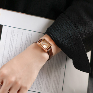 Reloj rectangular de oro rosa para mujer con números romanos, correa de cuero marrón, elegante reloj de pulsera de cuarzo - Product Image 1