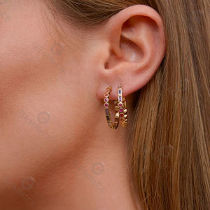 Boucles d'oreilles créoles maxi Gemnel en argent 925, arc-en-ciel, surdimensionnées, style rivière, baguette, colorées, bijoux statement pour un look audacieux - Product Image 3
