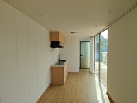 Maison préfabriquée en conteneur avec panneaux muraux isolés et construction en acier durable pour une vie moderne