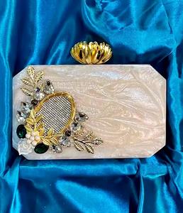 Colección de bolsos y embragues de resina, preciosos bolsos hechos a mano de alta calidad con patrones de resina únicos que ofrecen lo perfecto - Product Image 2