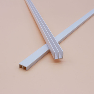 <span class=keywords><strong>Rail</strong></span> de guidage coulissant en <span class=keywords><strong>PVC</strong></span> rigide extrudé sur mesure en forme de <span class=keywords><strong>double</strong></span> <span class=keywords><strong>U</strong></span> (canal E) pour systèmes de rails de portes coulissantes en verre - Product Image 2