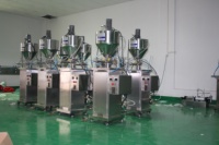 Machine semi-automatique de remplissage de mélangeur thermique de vaseline de bougie de cire machine d'embouteillage de chauffage de mélange de gelée de pétrole
