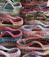 Sac à main coloré arc-en-ciel bohème à rayures en fil de t-shirt avec chaîne, décoration florale faite à la main, grande capacité pour femme - Voyage