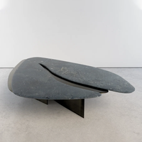 Table basse en marbre en forme d'aile, deux pièces, surface de forme libre, piédestal en métal foncé, décoration haut de gamme pour la maison