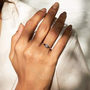 Uniq Anillo de plata original con impresionante solitario Moissanite Ajuste de elegancia clásico único Certificado IGI para boda - Product Image 4