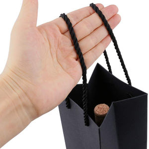 Многоразовая портативная черная картонная сумка с ручками — с возможностью нанесения логотипа, идеально подходит для подарков с вином и напитками, а также как черная почтовая сумка - Product Image 5