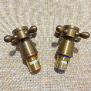 Grifo de Lavabo Retro de Bronce Antiguo con Doble Manija Cruzada y Accesorios de Cerámica, Válvula de Ducha de Agua Fría y Caliente - Product Image 1
