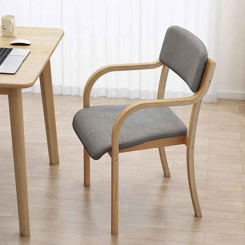 Silla de comedor de ambiente solemne con diseño meticuloso