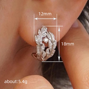 Orecchini a polsino a forma di foglia da donna, con design scintillante intarsiato, gioielli alla moda per l'uso quotidiano - Product Image 4