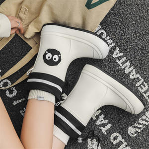 Botas de lluvia impermeables de longitud media para niños y familia Plantilla antideslizante de PU Zapatos deportivos acuáticos con diseño de dibujos animados para el invierno - Product Image 2