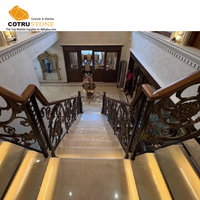 Escalier en marbre translucide poli moderne de luxe pour villa, avec marches en pierre naturelle sur mesure