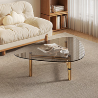 Table basse triangulaire avec plateau en verre trempé, cadre en métal doré, style moderne minimaliste, table d'appoint pour petit espace, salon