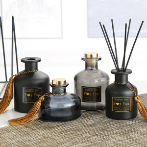 Bouteilles diffuseurs de parfum en verre noir mat de luxe 150 ml 200 ml pour grossistes, rechargeables, avec bouchon à vis et impression sérigraphiée - Product Image 5