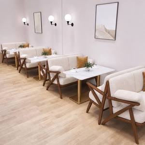 Ensemble de chaises et tables en rotin naturel pour restaurant avec structure en noyer et plateau de table en or brossé pour salle à manger de style nordique - Product Image 6